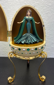 ( shf V ) Vintage Barbie Empress of emeralds resin egg Music Box 2000