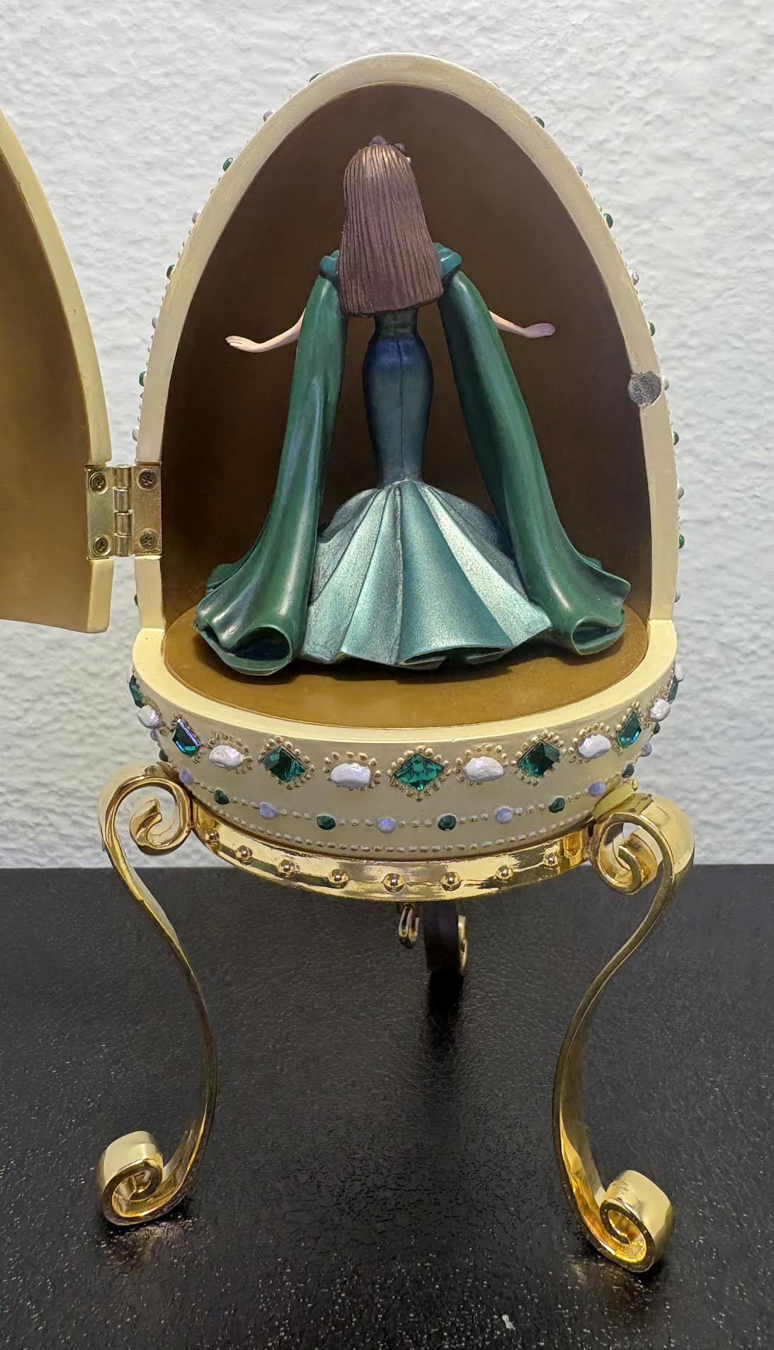 ( shf V ) Vintage Barbie Empress of emeralds resin egg Music Box 2000